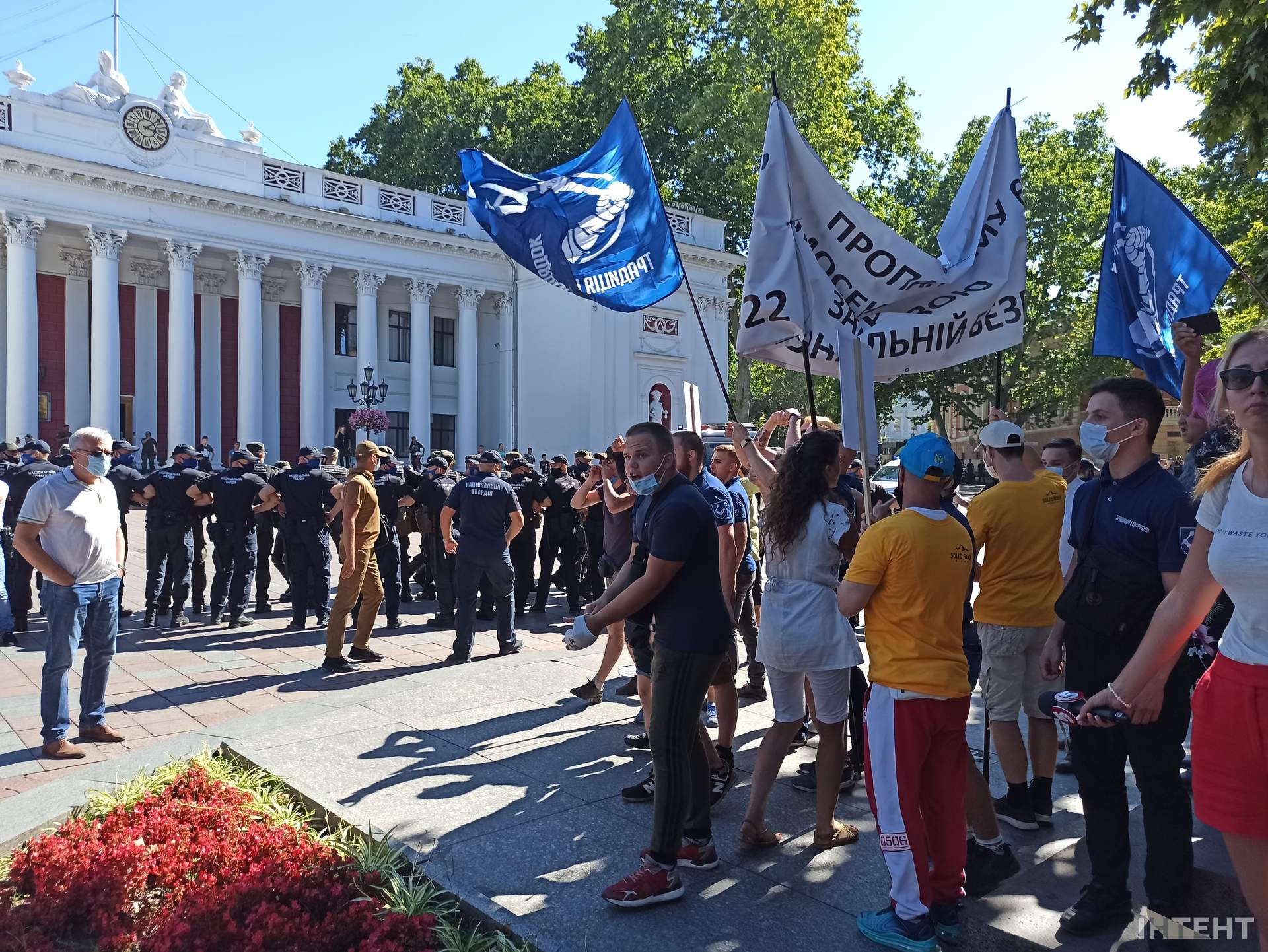 Акція в рамках "Одеса Прайду": протистояння біля мерії