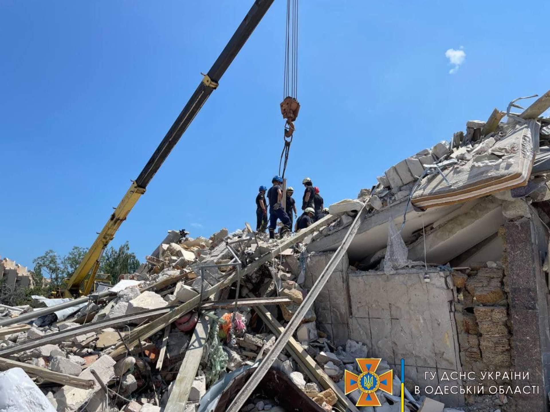 У Сергіївці на Одещині після ракетного обстрілу продовжують розбирати завали