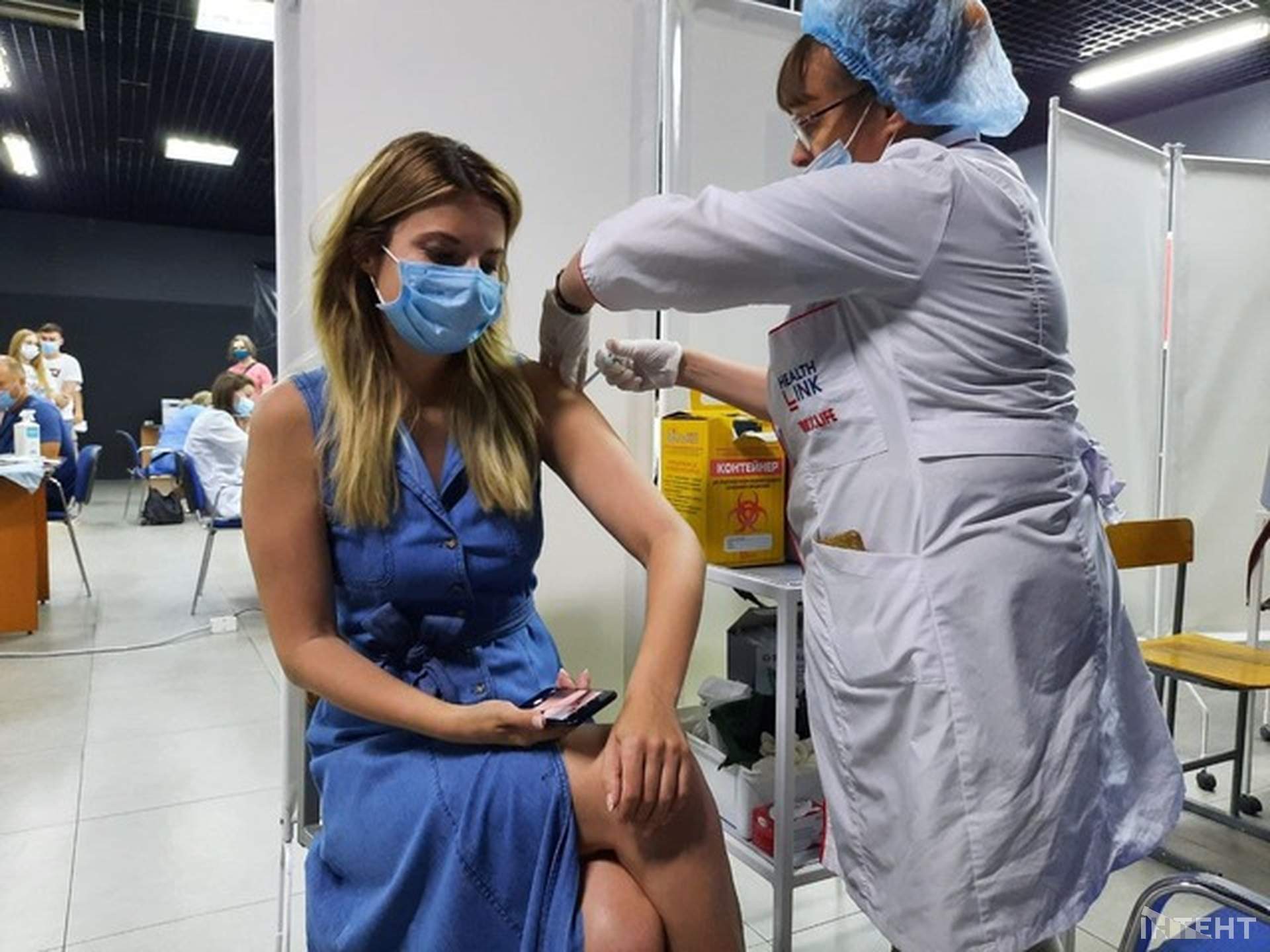 Вакцинація в Одесі: 500-й щеплений, ранкові черги й домашні улюбленці