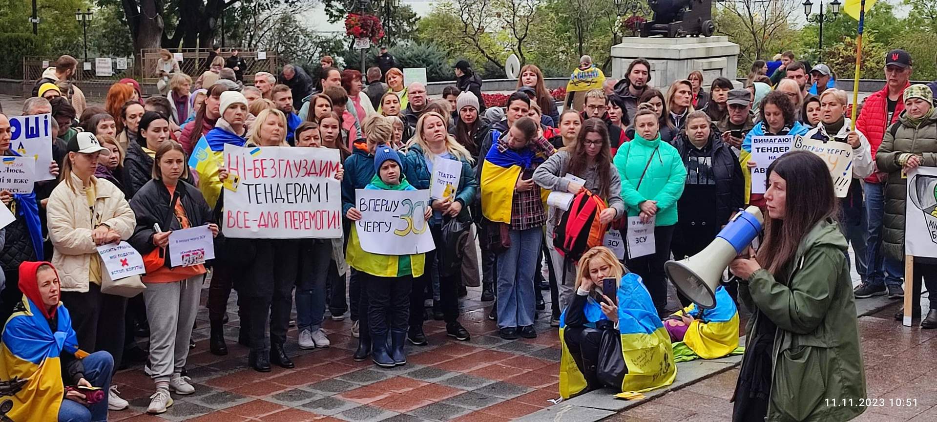 Одесити продовжили збиратися на акції проти тендерів, що не на часі