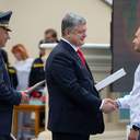 Президент наградил подростков из Одессы, спасавших детей в «Виктории»