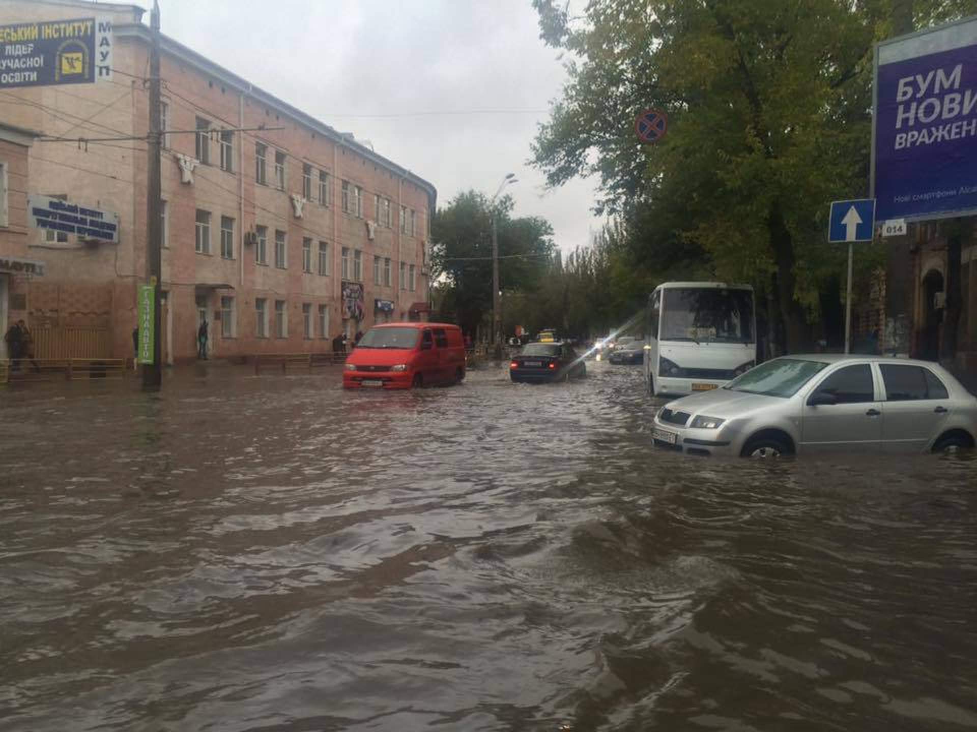 Одесский ураган: поломанные деревья и упавший кран  