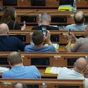 Депутатські суперечки й рокірування у світлинах Інтента