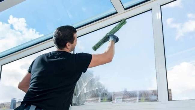 Cleaning plastic and wooden windows: what's the difference?