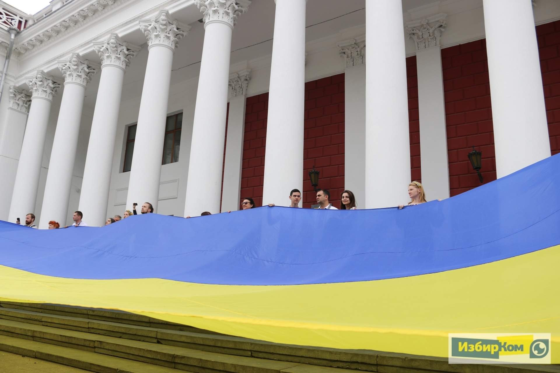 В Одессе состоялся юбилейный десятый МегаМарш в вышиванках