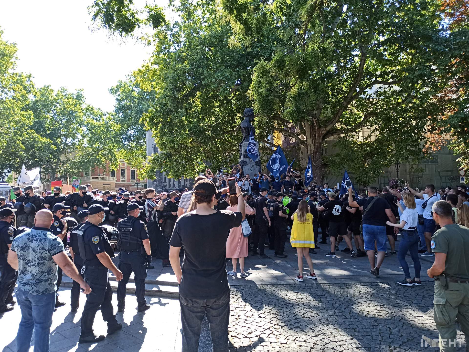 Акція в рамках "Одеса Прайду": протистояння біля мерії