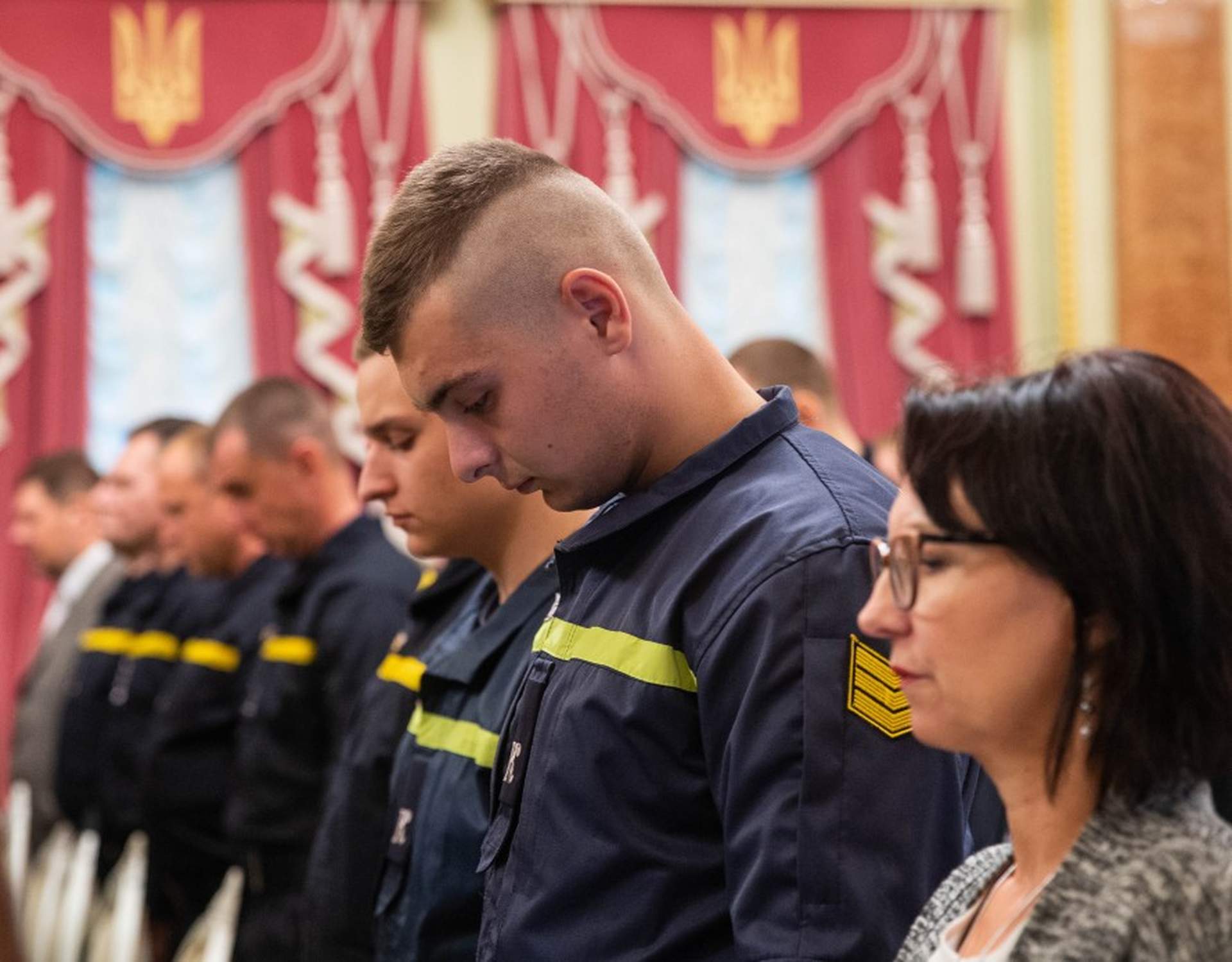 Президент наградил подростков из Одессы, спасавших детей в «Виктории»
