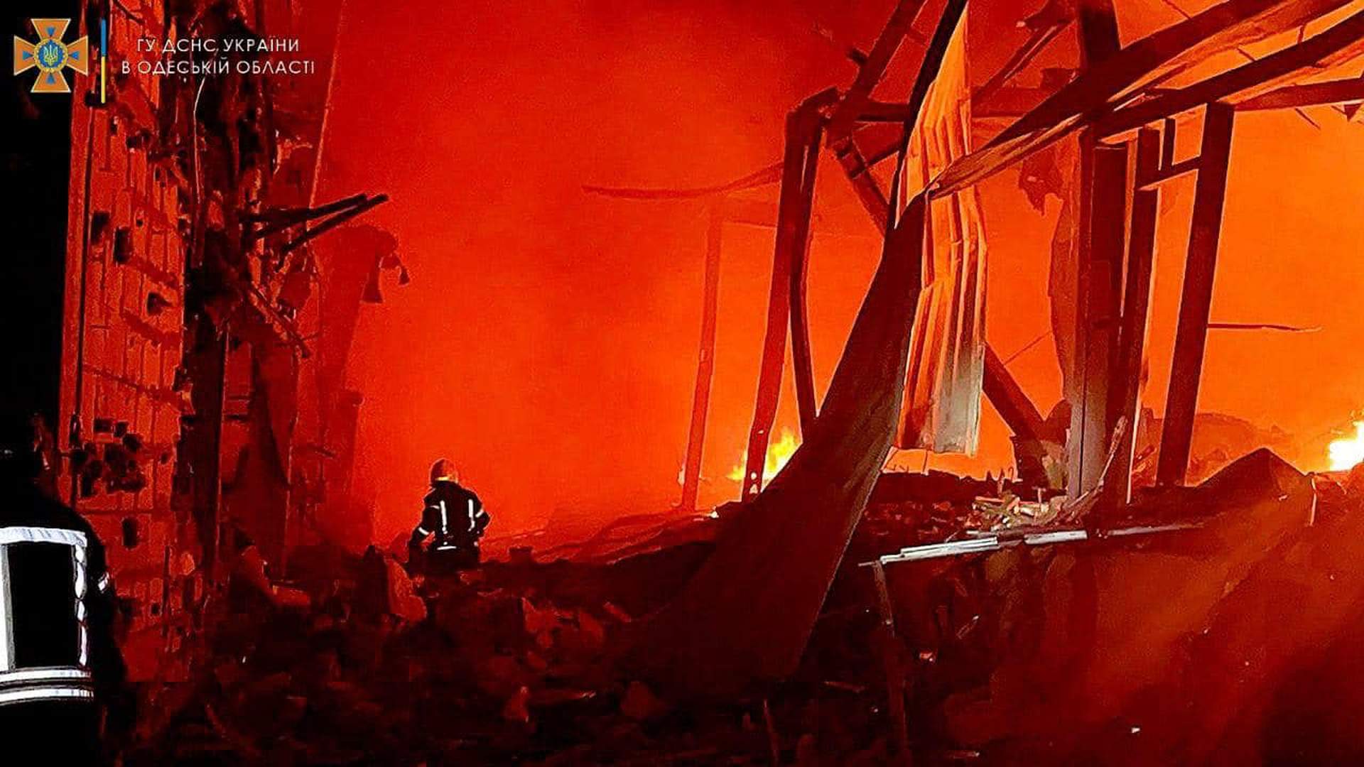 Як пожежники боролися із результатом ракетного удару по Одесі та що залишилось від торгового центру