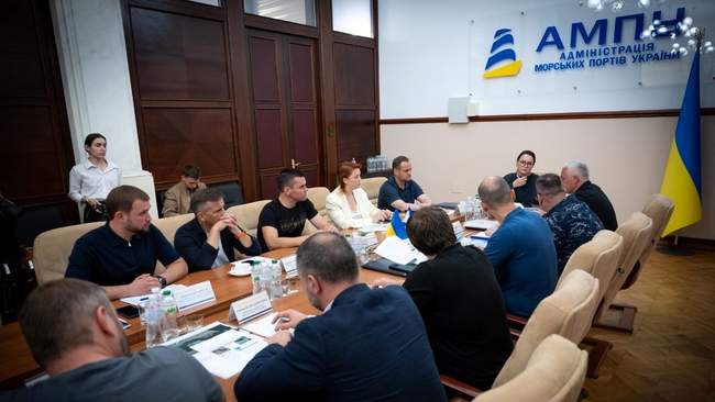 Подписание приказа. ФОТО: Министерство развития общин и территорий Украины