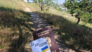 В Крыму местные жители публично обесценили российские паспорта