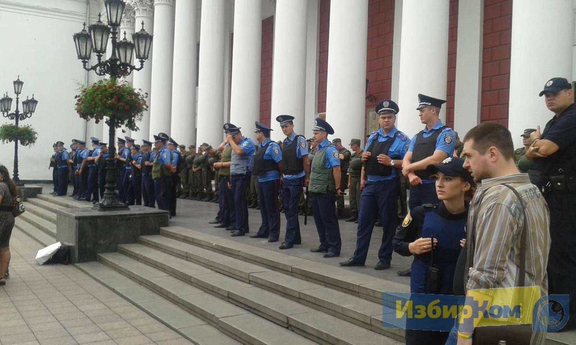 Неожиданная сессия Одесского горсовета: оцепление вокруг мэрии и сбор ради одного вопроса