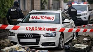 В Одессе арестовали машину и деньги фигурантов схемы переправки призывников