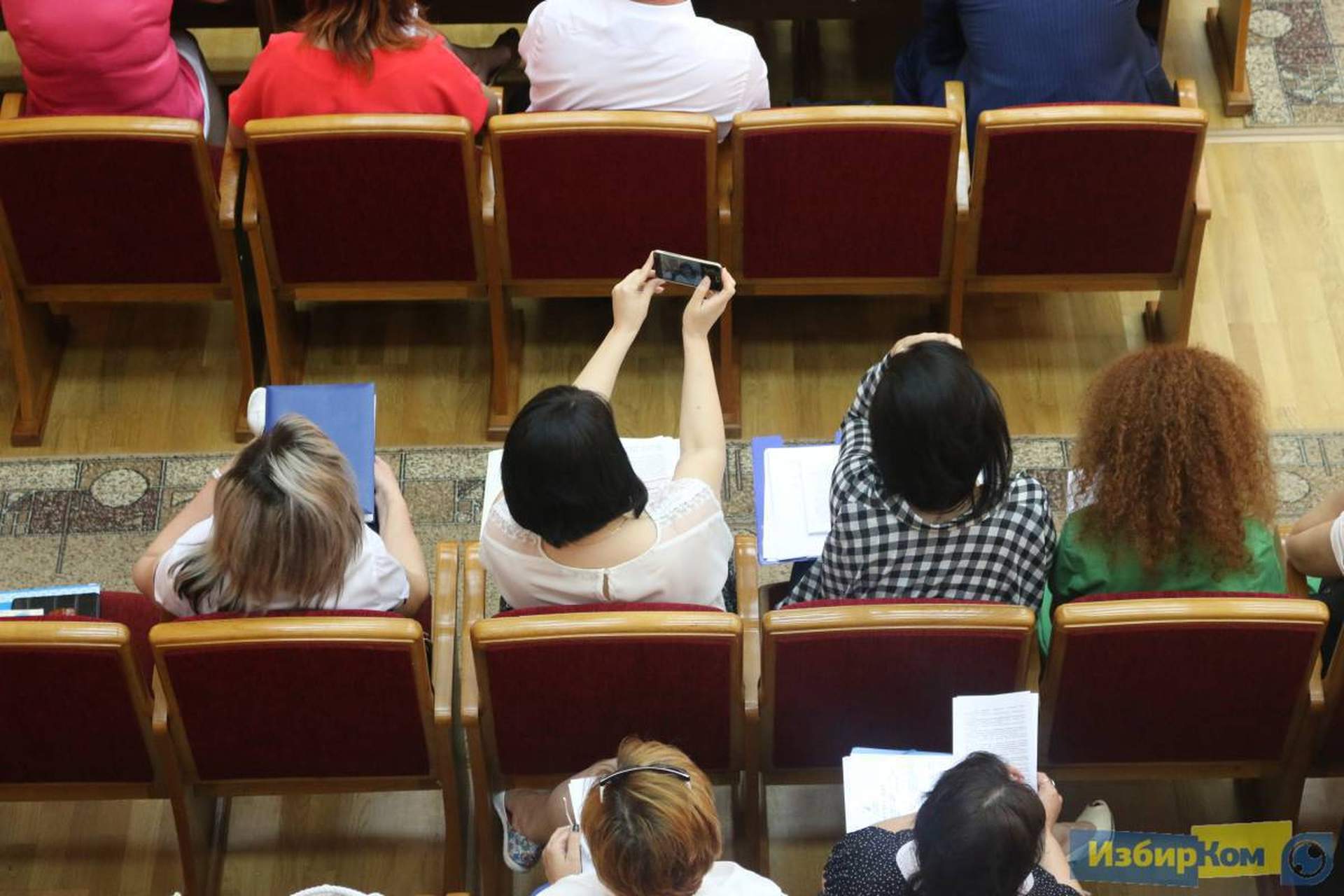 Сессия областного совета: шины, камуфляж и фото на память