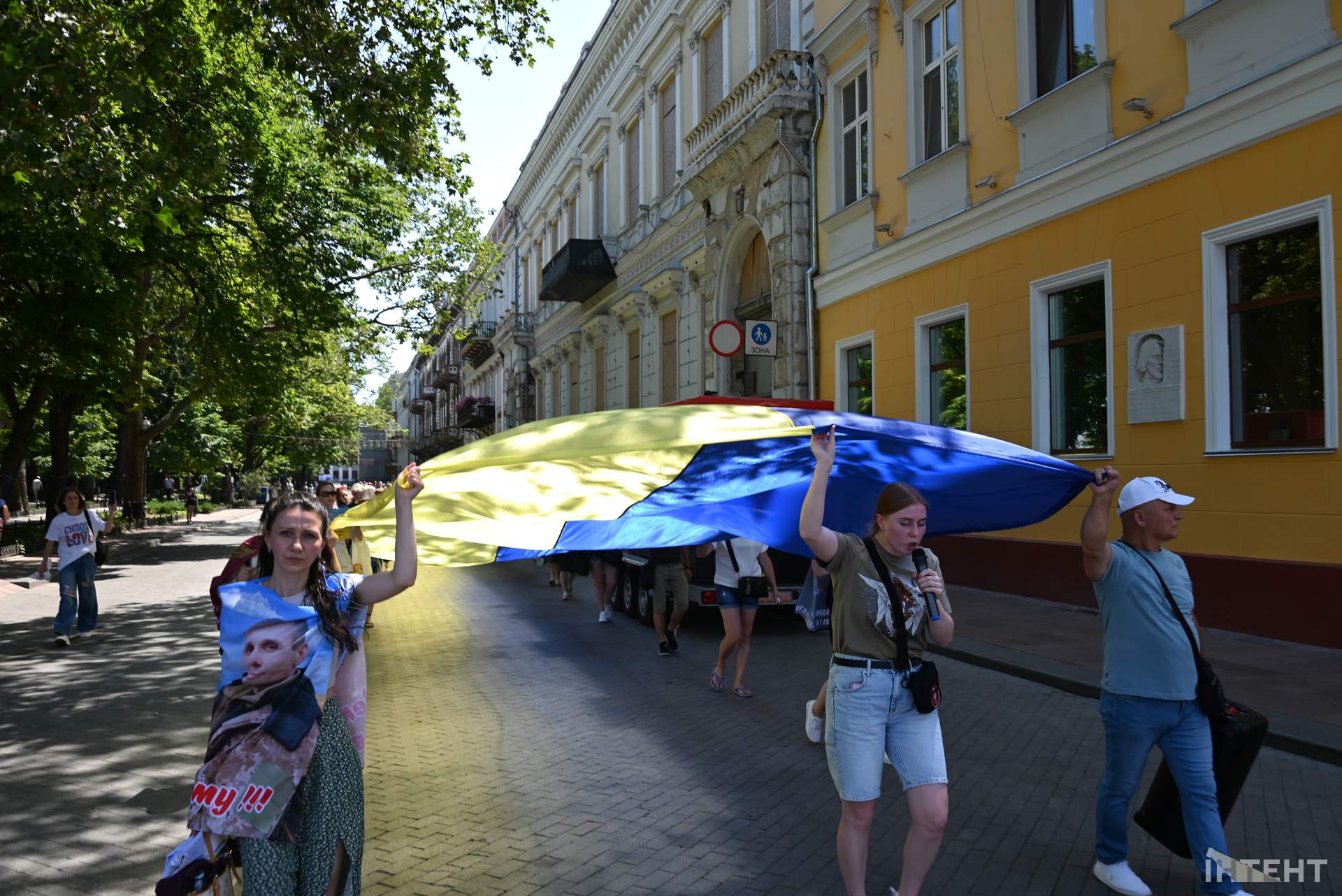 Родичі полонених розгорнули в Одесі 100-метровий прапор до Дня Конституції