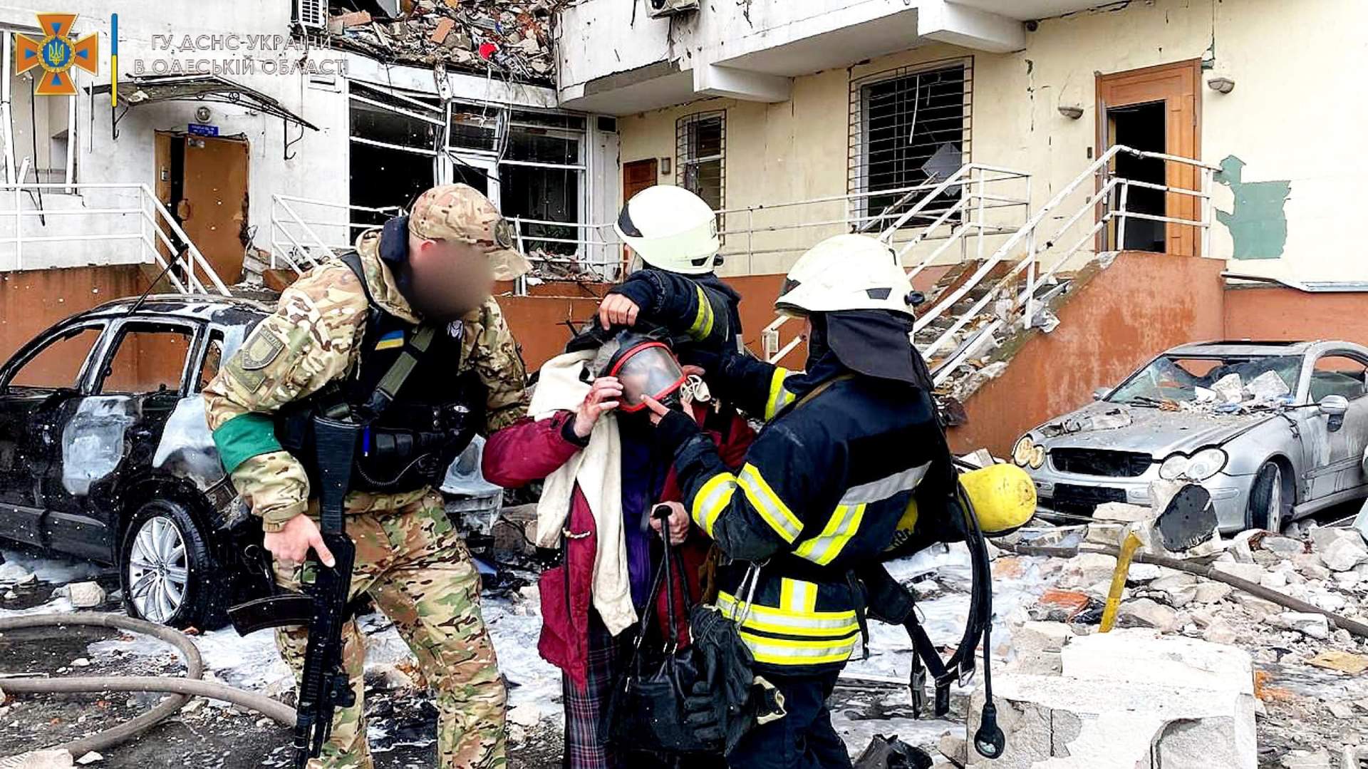Зруйнований будинок, загиблі люди та розтрощене кладовище:  ворог вгатив по Одесі ракетами