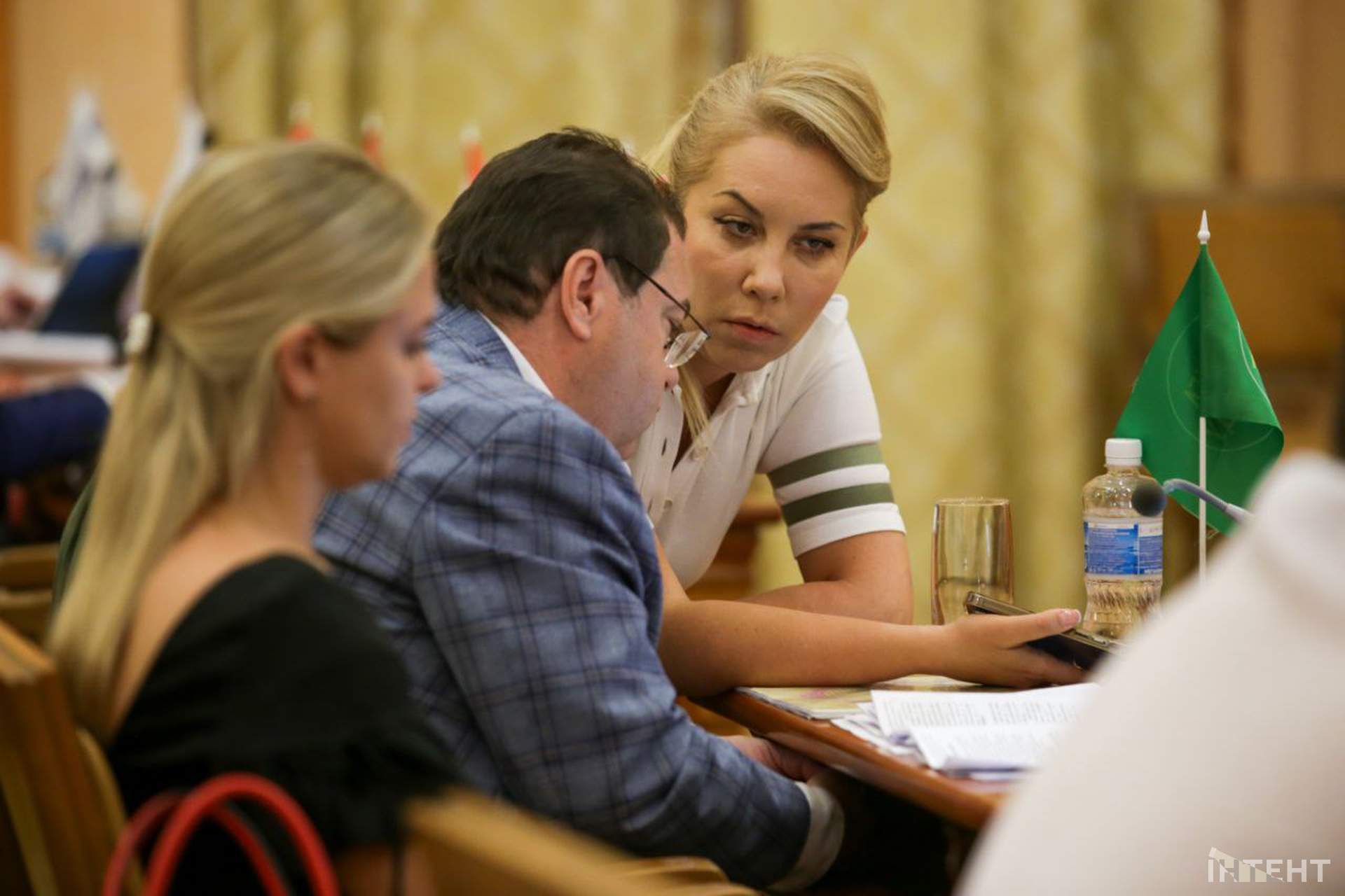 Обличчя та емоції: сесія Одеської міської ради в об'єктиві Інтента