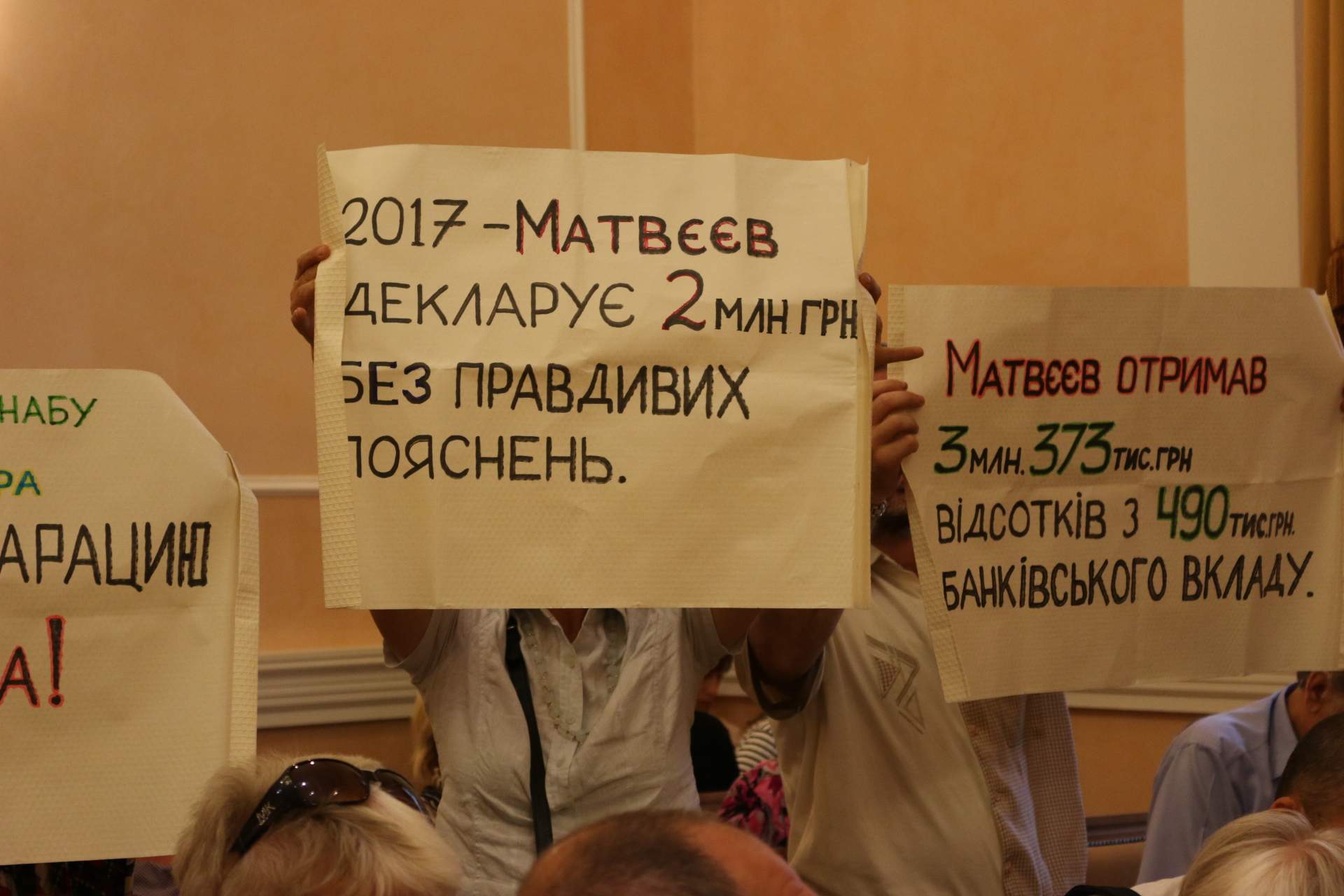 Сессия Одесского городского совета: одесситы с плакатами и листовки в сессионном зале