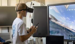 Окупанти на Херсонщині хочуть вчити дітей керувати дронами