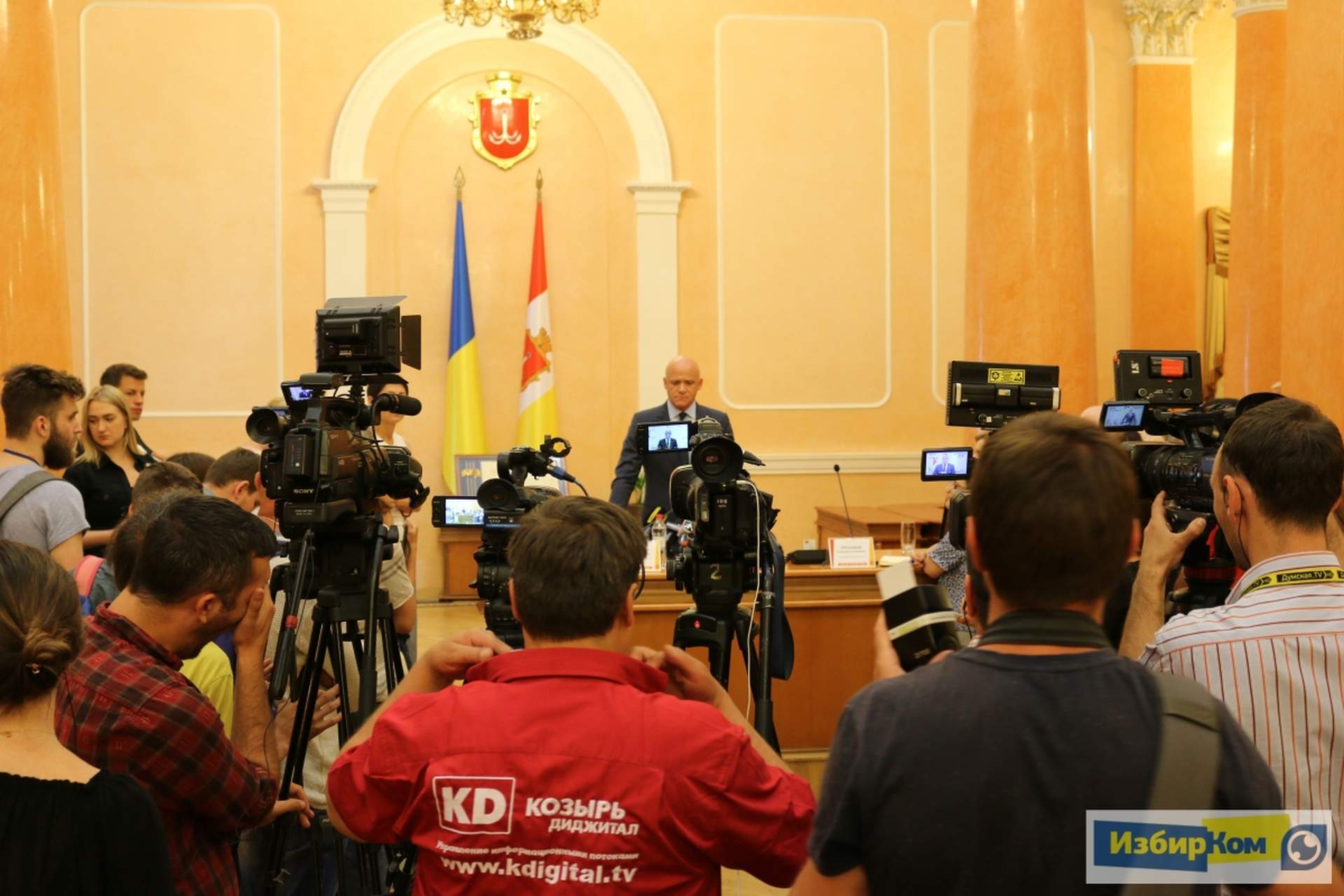 Сессия Одесского городского совета: недопуск журналистов и покупка дубинок муниципальной охране