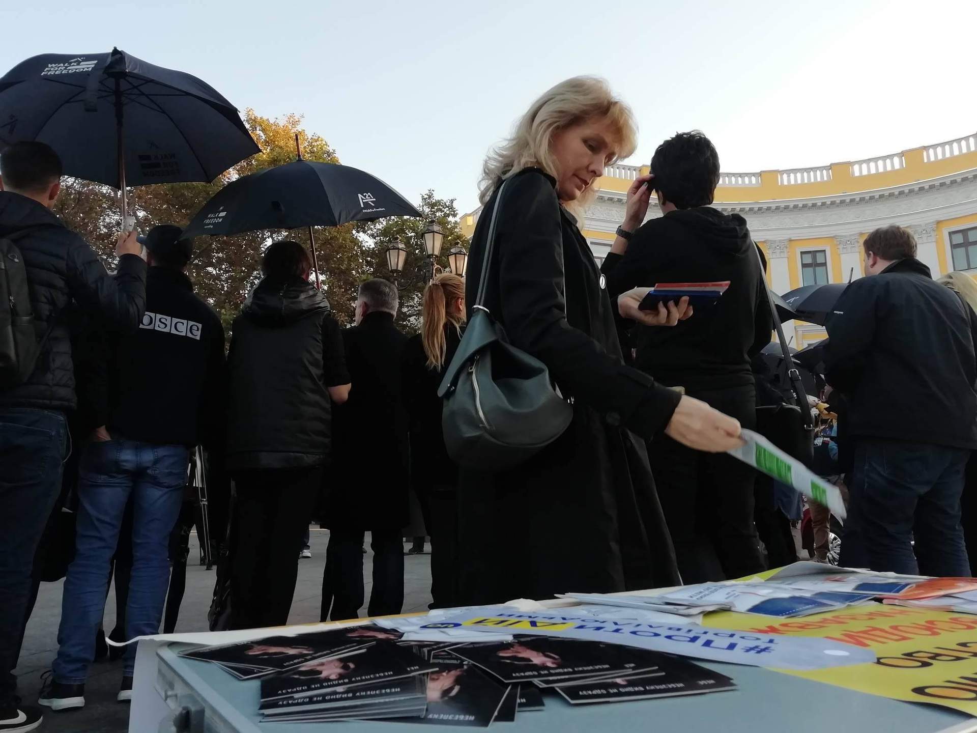 У чорному та з парасолями: в Одесі пройшла акція проти торгівлі людьми