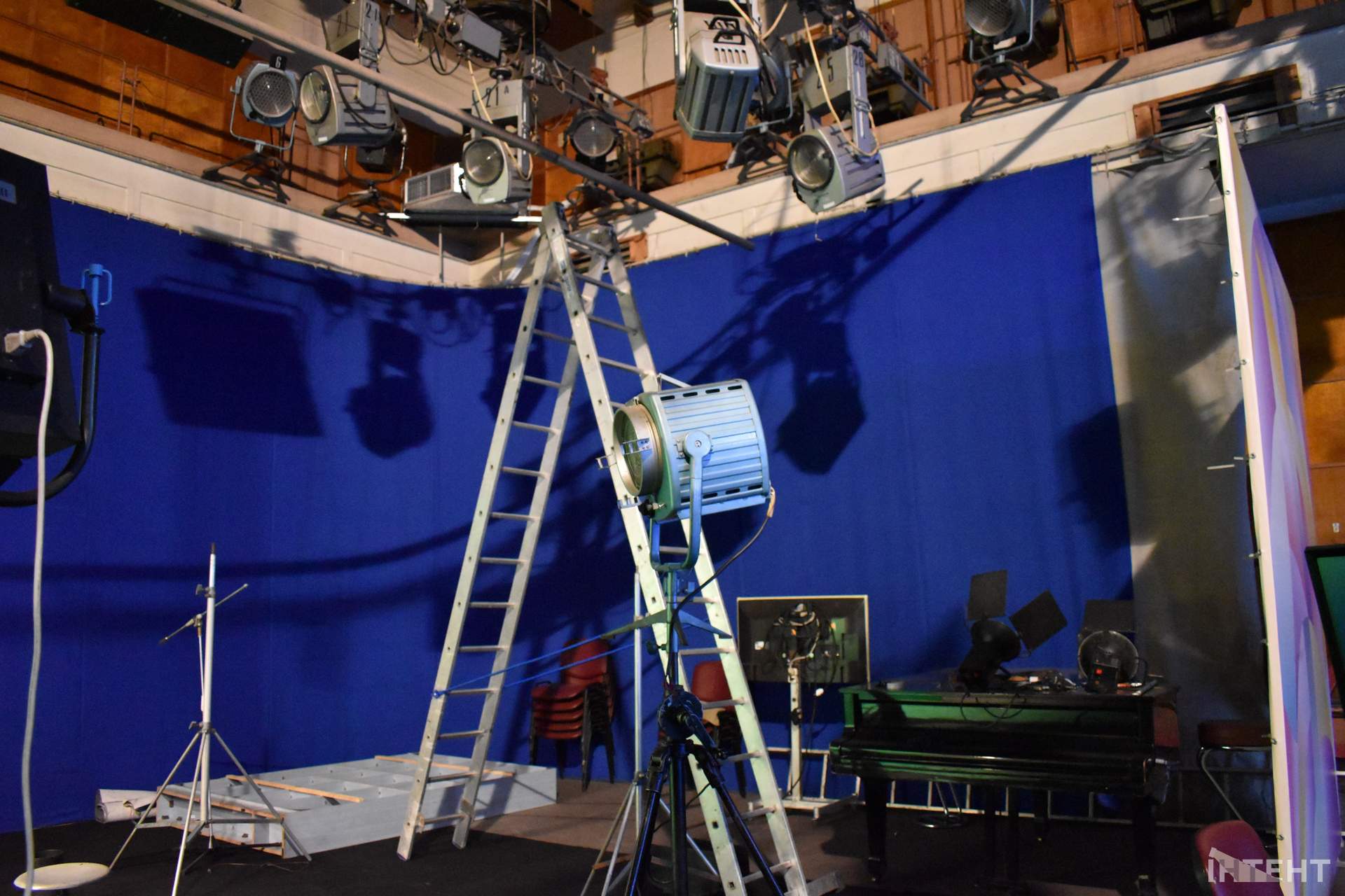 Екскурсія кабінетами "Суспільного": поєднання різних епох одеського телебачення