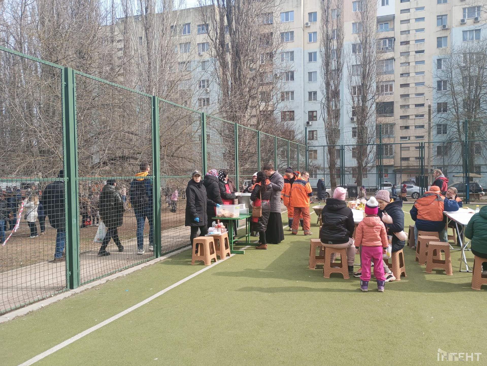 Одесити несуть іграшки та квіти на місце трагедії