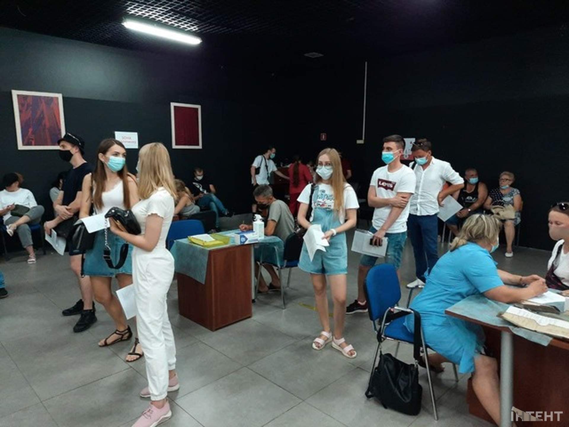 Вакцинація в Одесі: 500-й щеплений, ранкові черги й домашні улюбленці