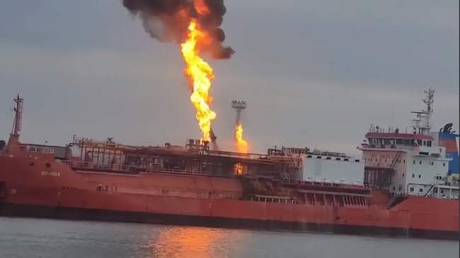 Корабль охвачен пламенем. ФОТО: Digi24