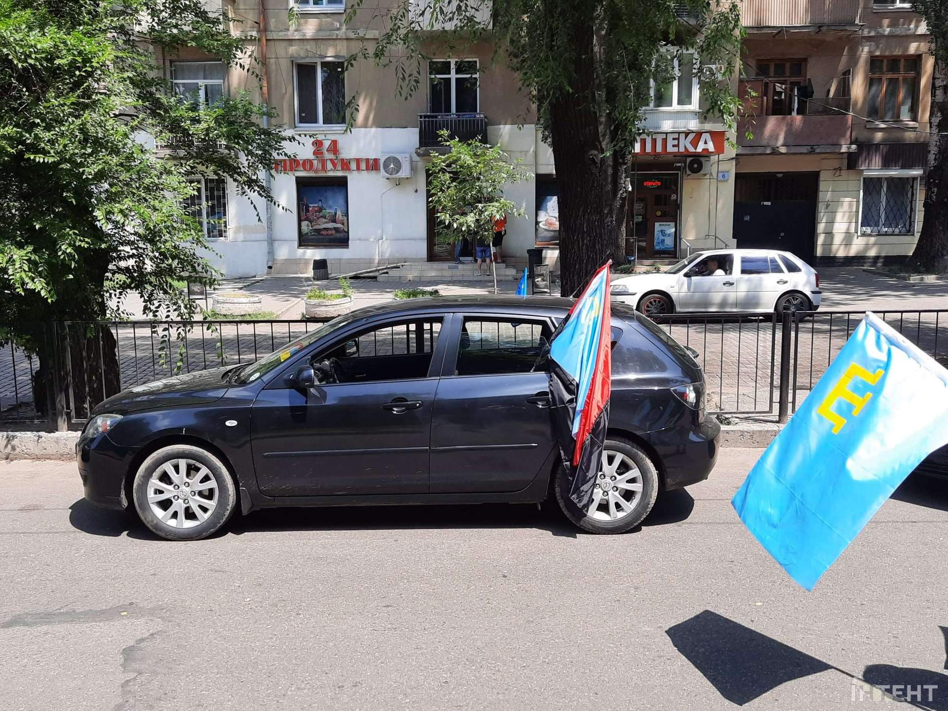 В Одесі влаштували мегамарш вишиванок та автопробіг до дня кримськотатарського прапору