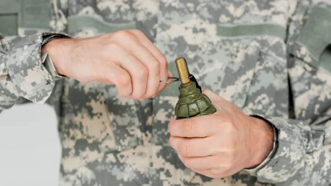 Граната у руках військового. ФОТО: Depositphotos