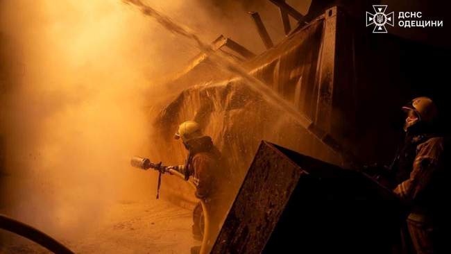 Наслідки атаки на порти Одещини. ФОТО: od.dsns.gov.ua