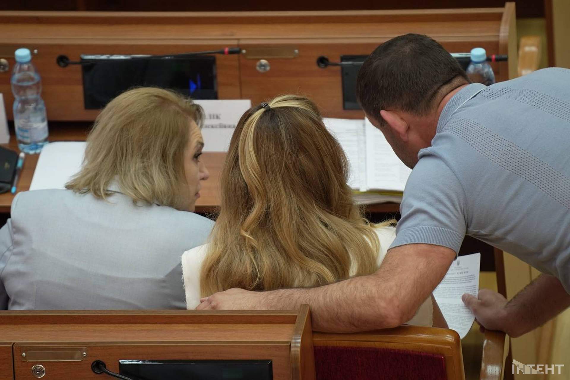Депутатські суперечки й рокірування у світлинах Інтента