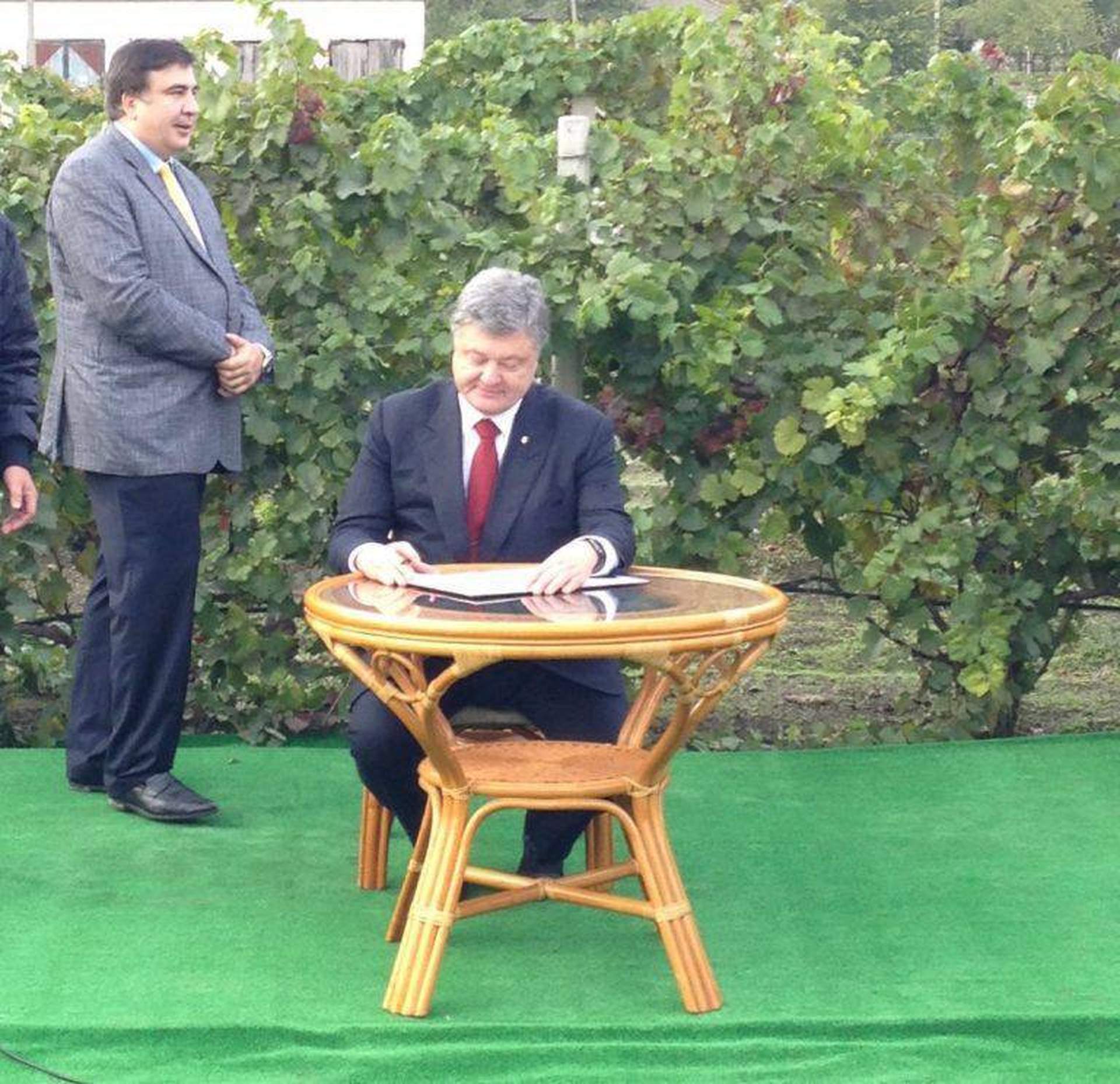 Порошенко в Одессе: трасса Одесса-Рени и "винный закон"
