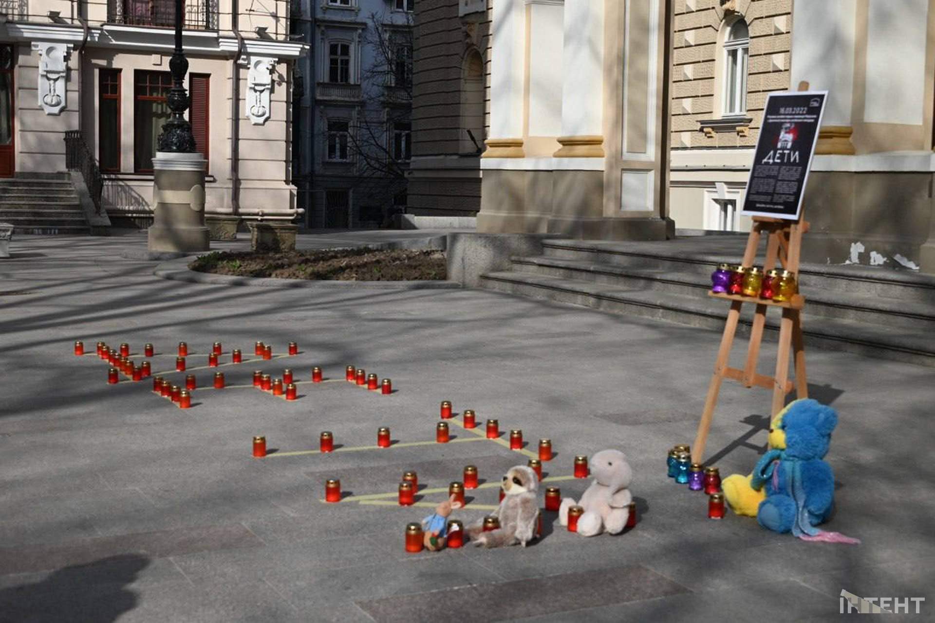 В Одесі вшанували пам'ять вбитих росіянами у драмтеатрі Маріуполя