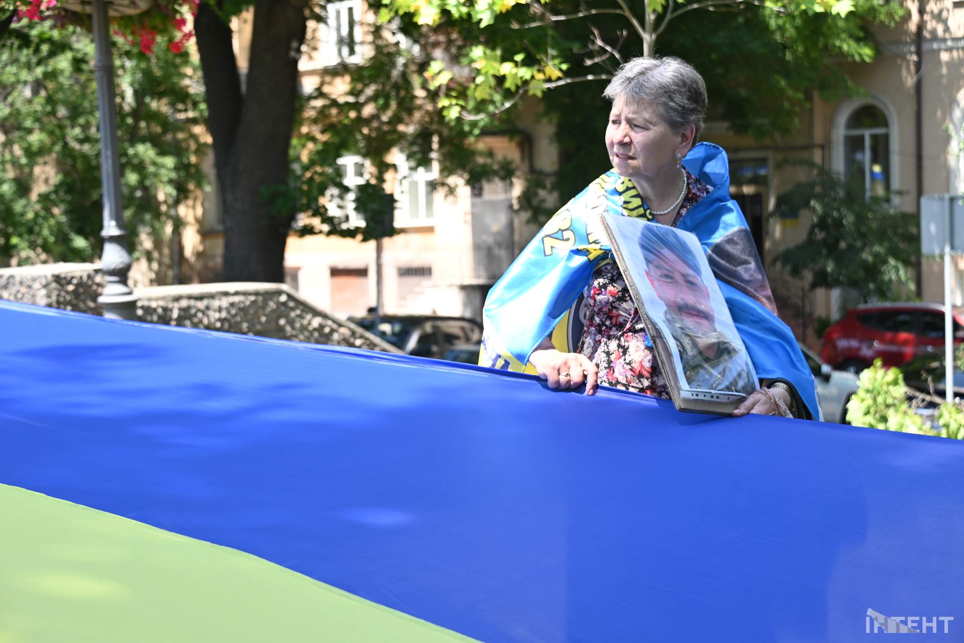 Родичі полонених розгорнули в Одесі 100-метровий прапор до Дня Конституції