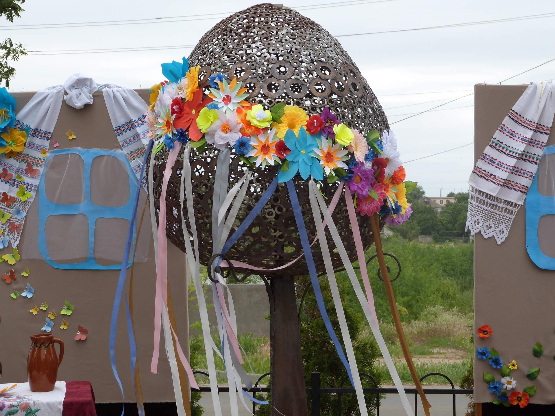 Під час фестивалю вуличного мистецтва у Доброславі відкрили металеву "перлинку"
