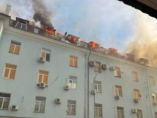 У Херсоні окупанти атакували податкову: вигоріли верхні поверхи