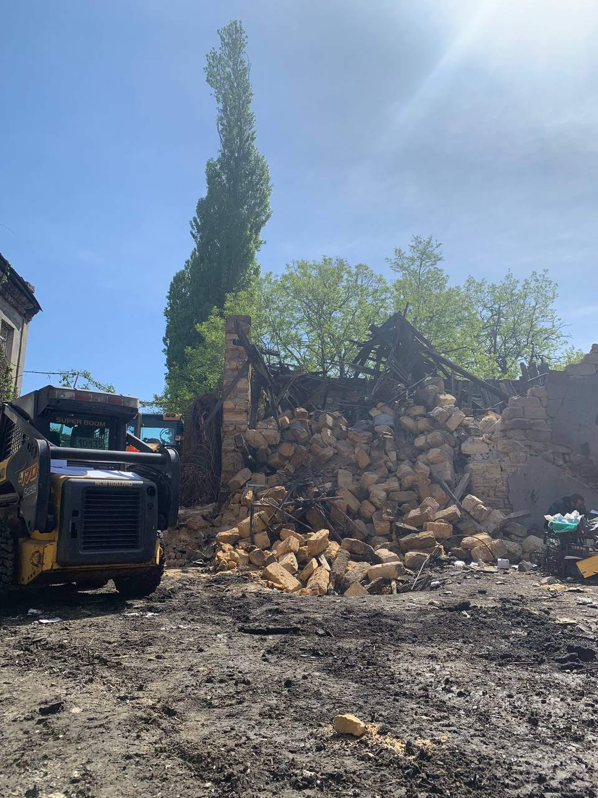 Наслідки влучання російського дрона в житлові будинки Одеси у світлинах