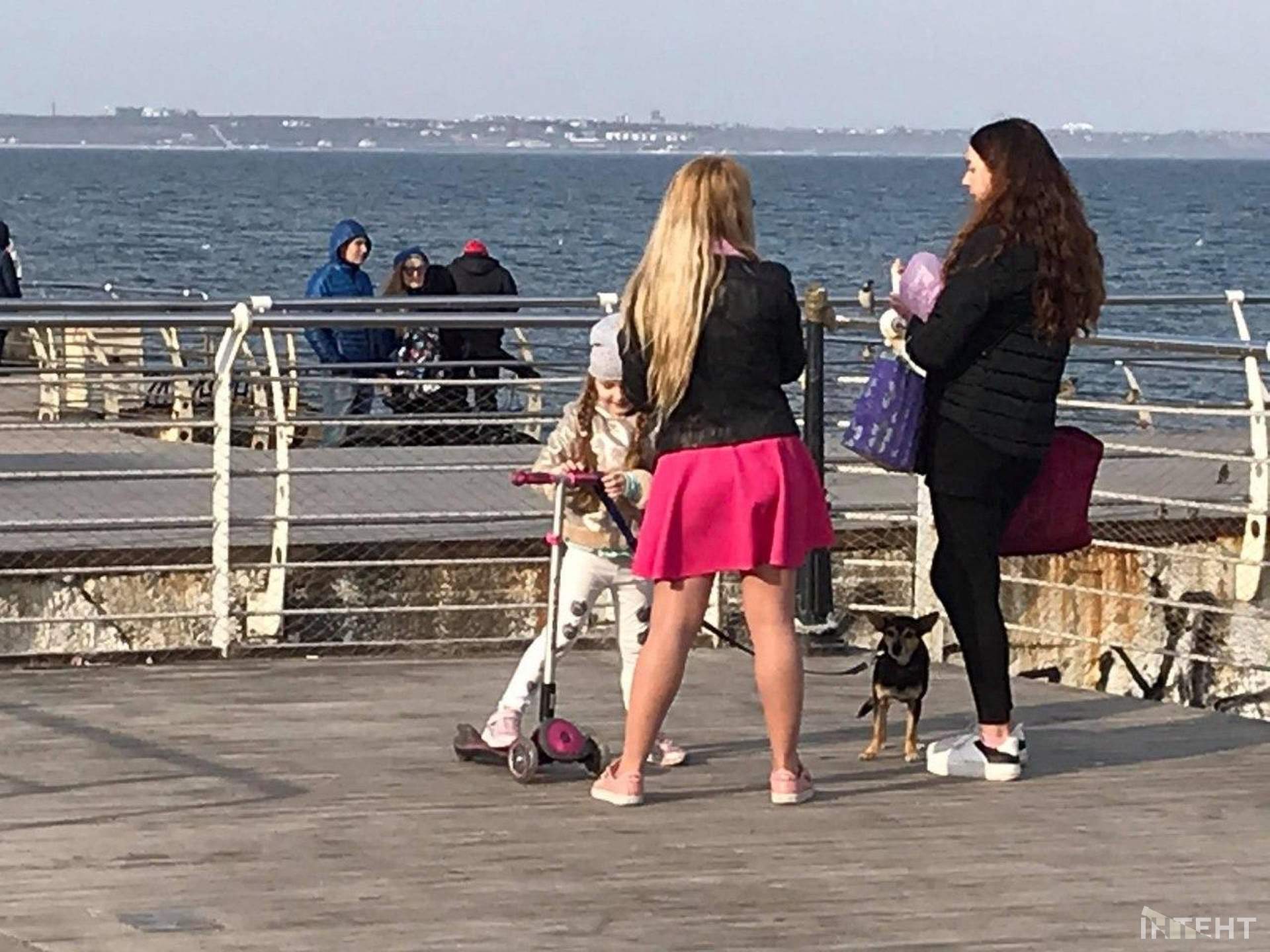 Вікенд на Ланжероні: смугасті стрічки не зупиняють одеситів, які вийшли погуляти