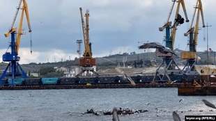 В Криму помітили потяг з вагонами для перевезення зерна