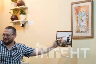 В одесском Книжном магазине-кофейне открылась выставка художницы из Крыма