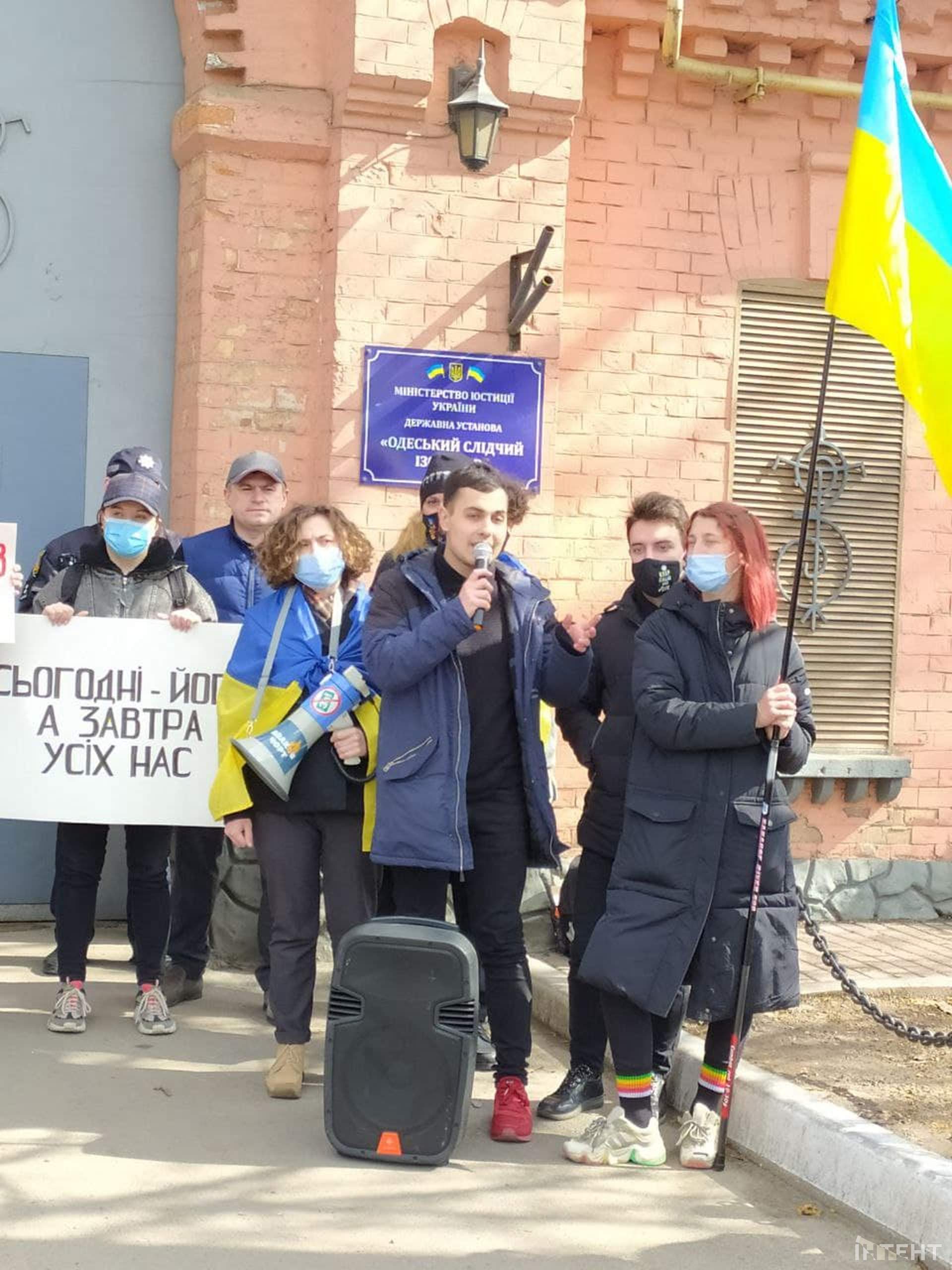 Активісти привітали Сергія Стерненка з Днем народження під стінами Одеського СІЗО