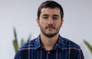 Дружина заступника начальника Херсонської МВА заробляє мільйони, а він сам отримує виплати для переселенців