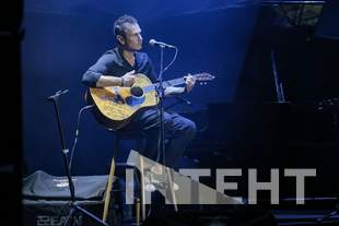 Гітару з автографом Вакарчука в Одесі продали за 170 тисяч