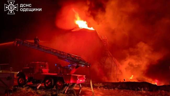 Ліквідація наслідків пожежі. ФОТО: ДСНС в Одеській області