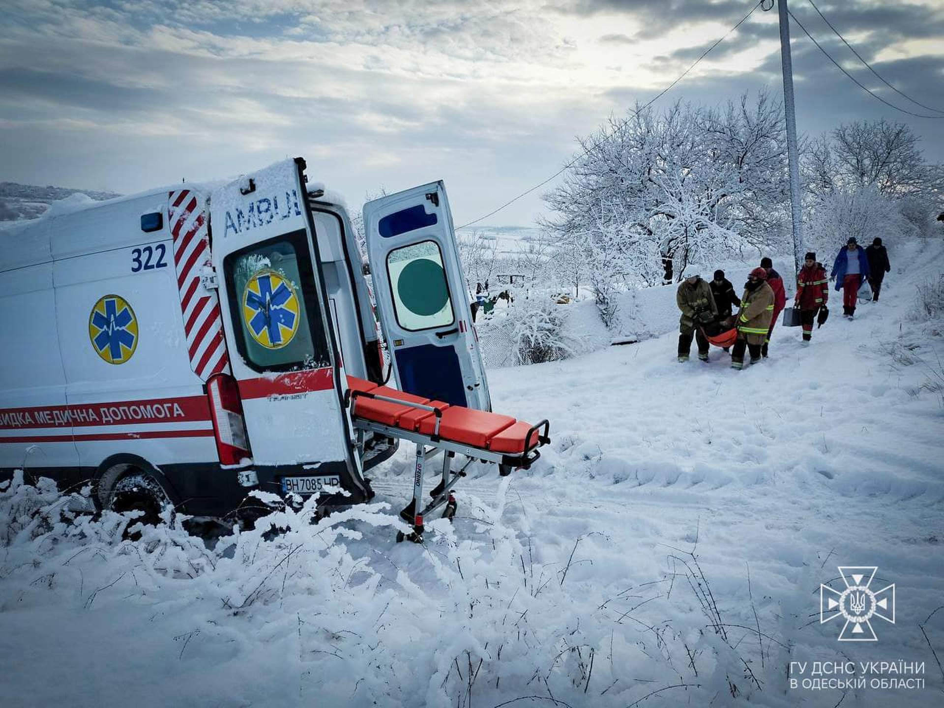На Одещині рятували з засніженого села чоловіка, якому стало погано
