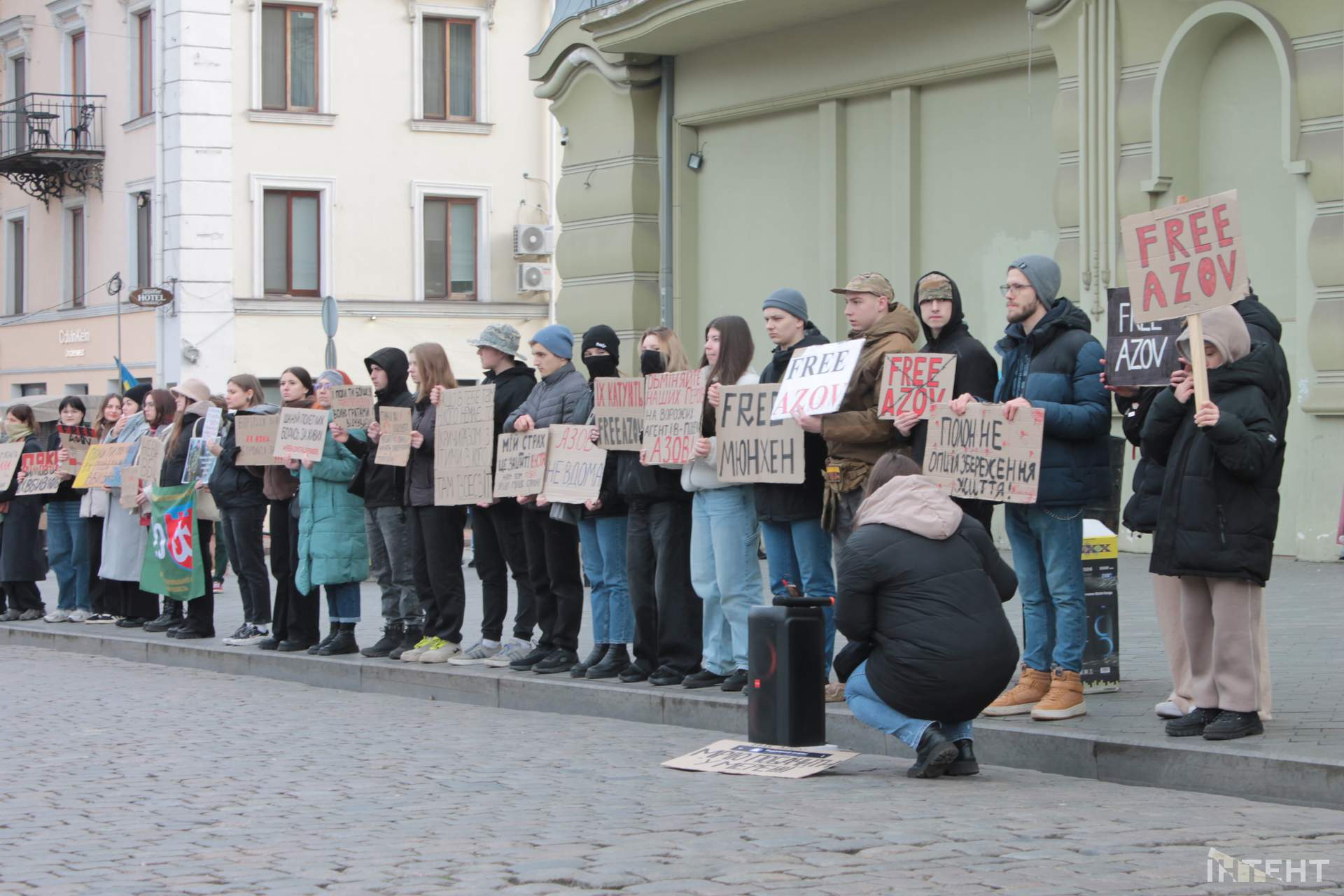 Одесити зібралися на акцію підтримки військовополонених в центрі міста