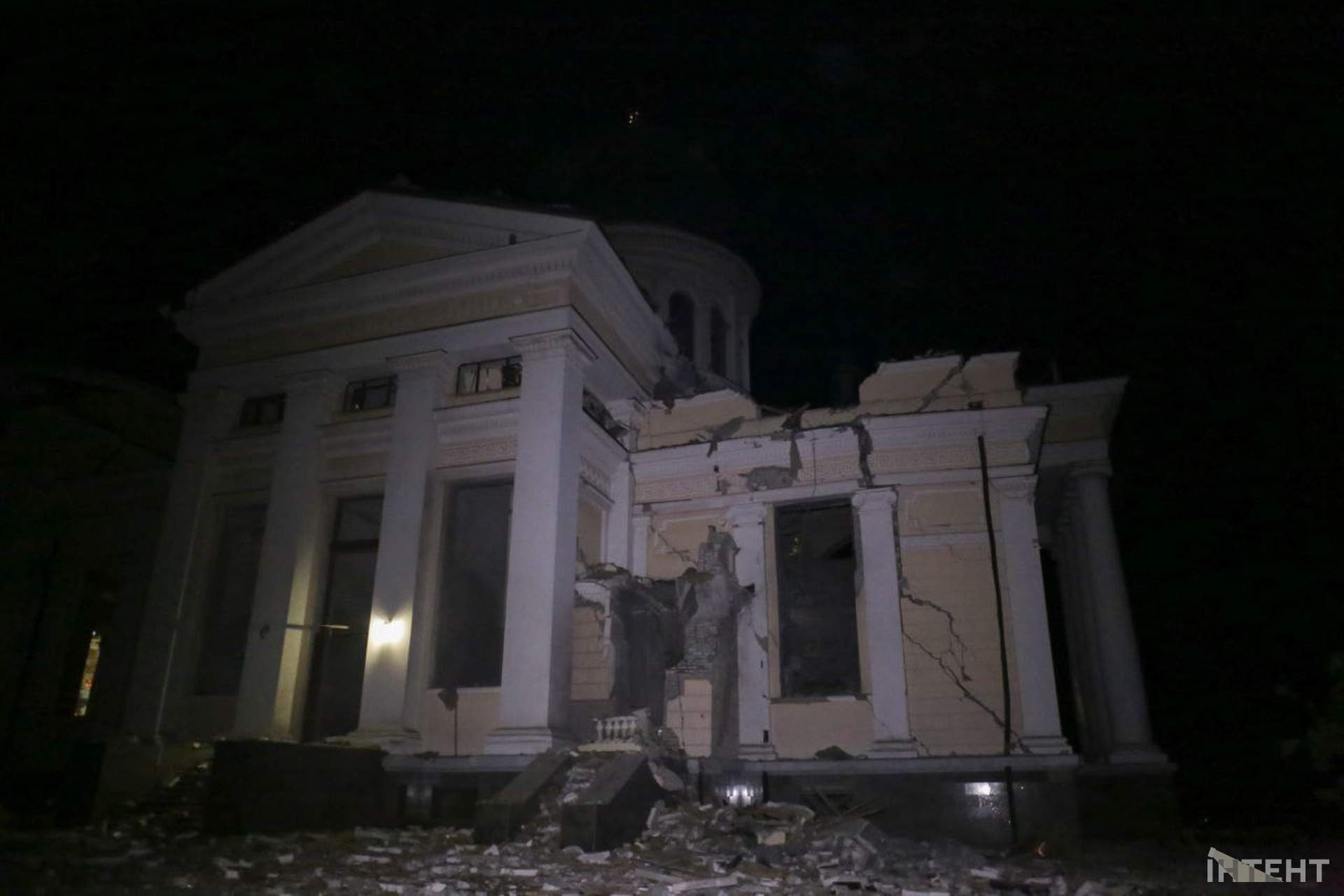 Наслідки нічної атаки росіян по Одесі в світлинах Інтента