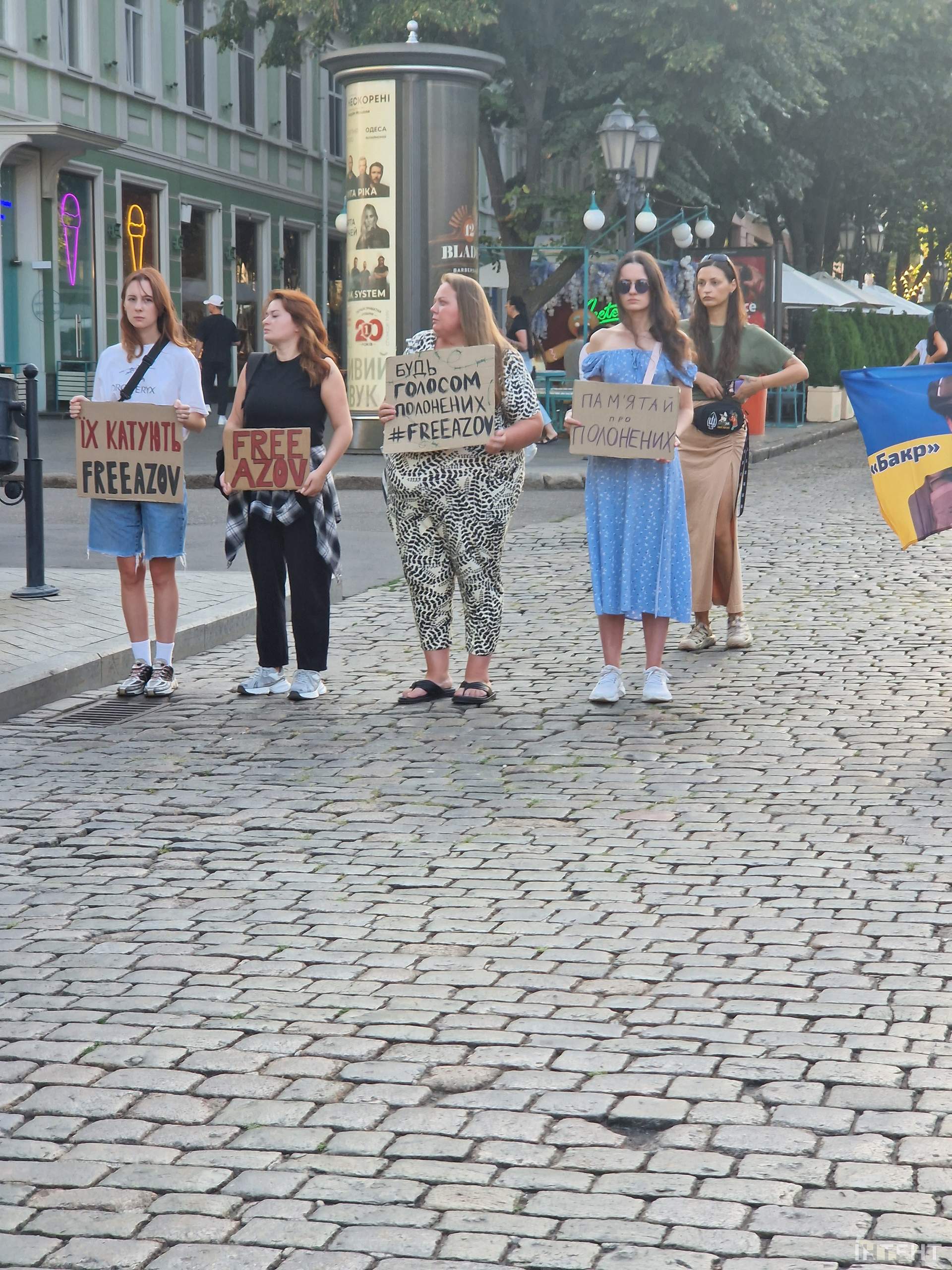 Одесити вийшли на традиційну акцію-згадку про полонених