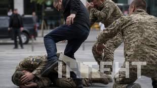 У Миколаєві побили трьох військовослужбовців за затримання чоловіка у СЗЧ